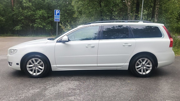 Volvo V70 2 of 14