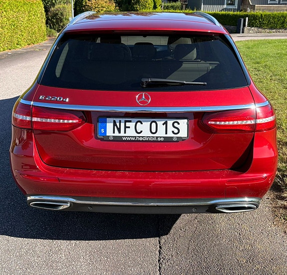 Mercedes-Benz E220 3 of 8
