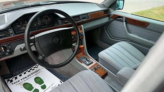 Mercedes-Benz 300 E 26 of 28
