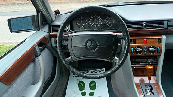 Mercedes-Benz 300 E 23 of 28