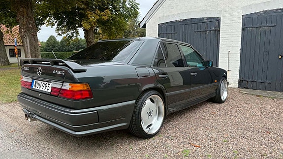 Mercedes-Benz 300 E 7 of 28