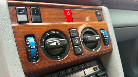 Mercedes-Benz 300 E 22 of 28