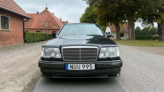 Mercedes-Benz 300 E 4 of 28
