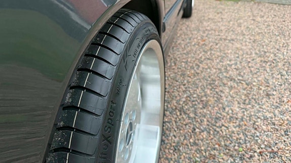 Mercedes-Benz 300 E 15 of 28