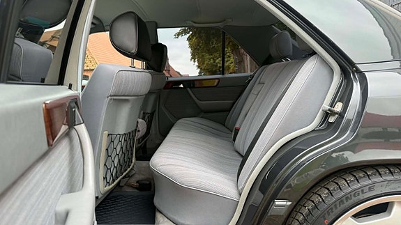 Mercedes-Benz 300 E 19 of 28