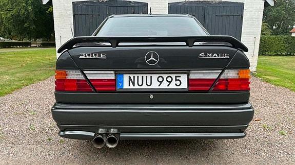 Mercedes-Benz 300 E 8 of 28