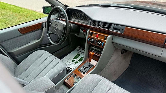 Mercedes-Benz 300 E 20 of 28