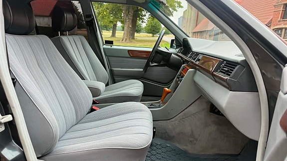 Mercedes-Benz 300 E 21 of 28