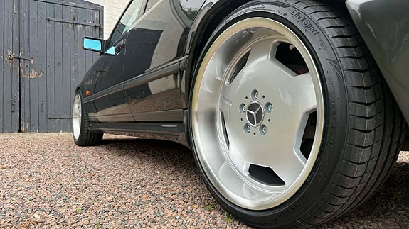 Mercedes-Benz 300 E 14 of 28