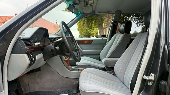 Mercedes-Benz 300 E 17 of 28