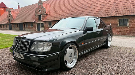 Mercedes-Benz 300 E 2 of 28