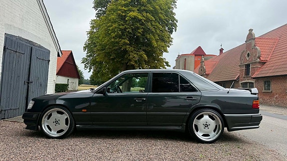 Mercedes-Benz 300 E 6 of 28
