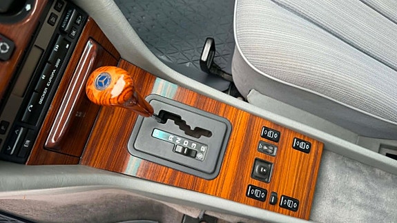 Mercedes-Benz 300 E 16 of 28