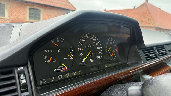 Mercedes-Benz 300 E 27 of 28