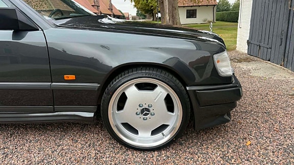 Mercedes-Benz 300 E 13 of 28