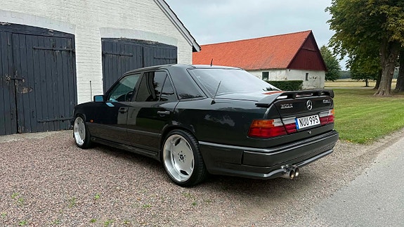 Mercedes-Benz 300 E 9 of 28