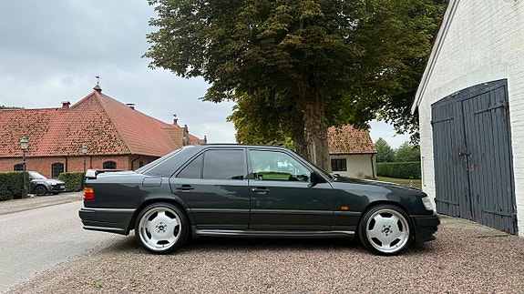 Mercedes-Benz 300 E 10 of 28