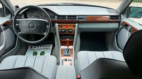 Mercedes-Benz 300 E 18 of 28