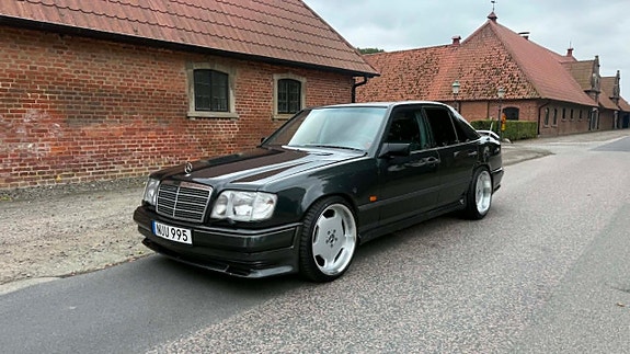 Mercedes-Benz 300 E 3 of 28