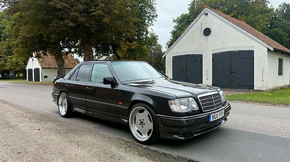 Mercedes-Benz 300 E 5 of 28