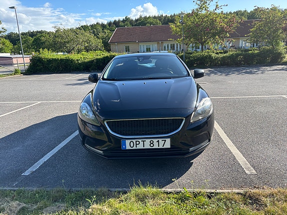 Volvo V40 2 of 9