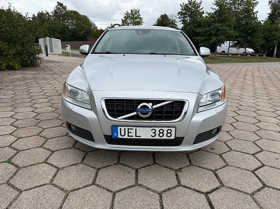 Volvo V70 2 of 11