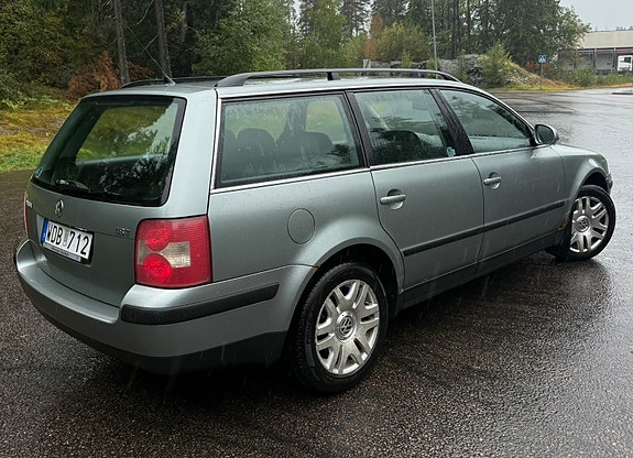 Volkswagen Passat 2 of 6
