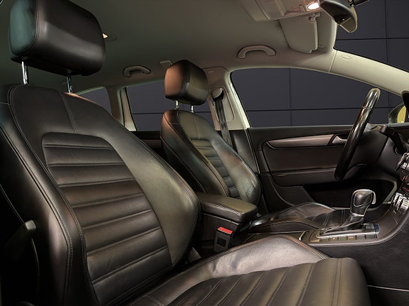 Volkswagen Passat 21 of 30