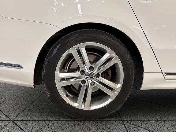 Volkswagen Passat 16 of 30