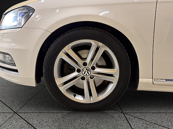 Volkswagen Passat 13 of 30