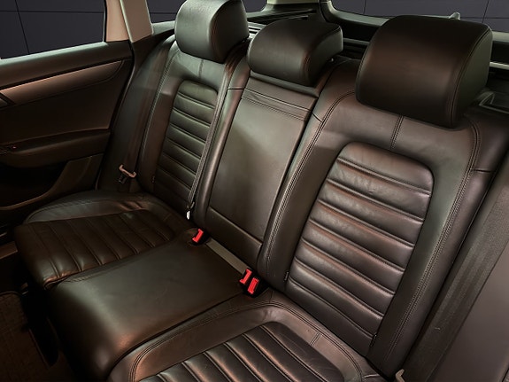 Volkswagen Passat 23 of 30