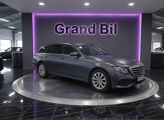Mercedes-Benz E220 2 of 11