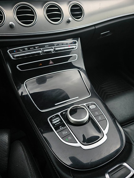 Mercedes-Benz E220 10 of 11