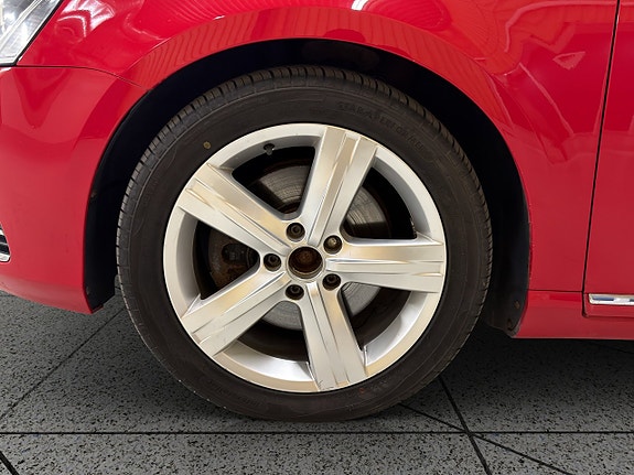 Volkswagen Passat 13 of 30