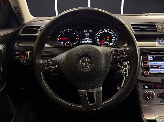 Volkswagen Passat 24 of 30