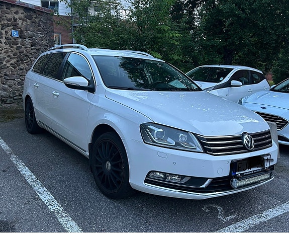 Volkswagen Passat 2 of 2