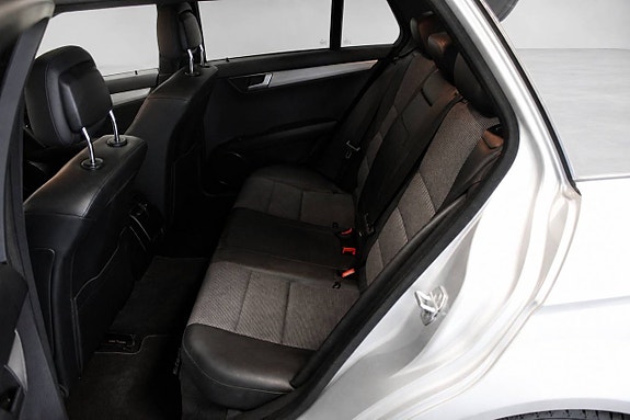 Mercedes-Benz C220 7 of 14