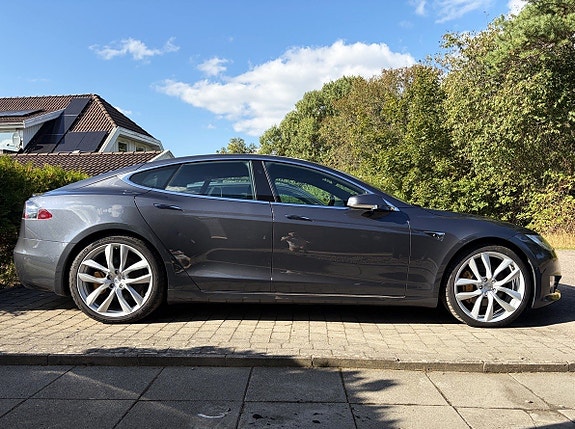 Tesla Model S 20 of 28