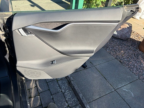 Tesla Model S 19 of 28
