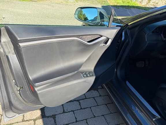 Tesla Model S 18 of 28
