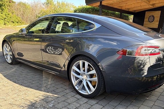 Tesla Model S 2 of 28