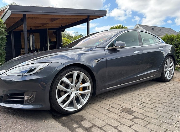 Tesla Model S 22 of 28