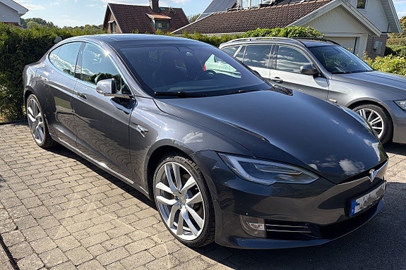 Tesla Model S 17 of 28