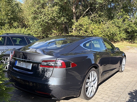 Tesla Model S 16 of 28