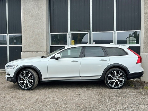 Volvo V90 Cross Country 2 of 25