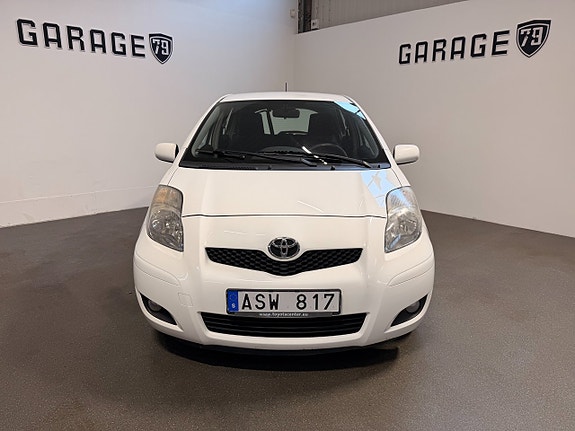 Toyota Yaris 2 of 11