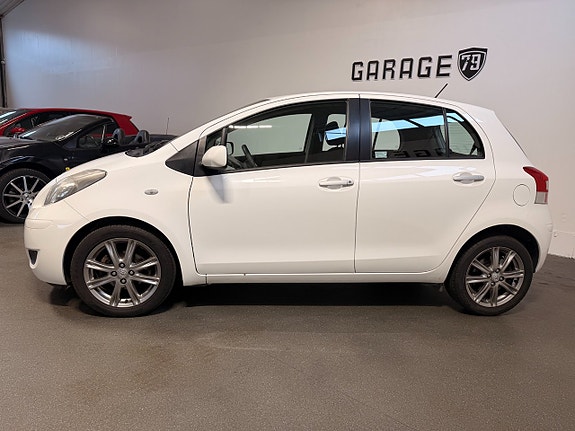 Toyota Yaris 3 of 11