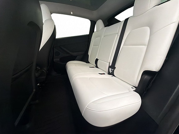 Tesla Model Y 27 of 30