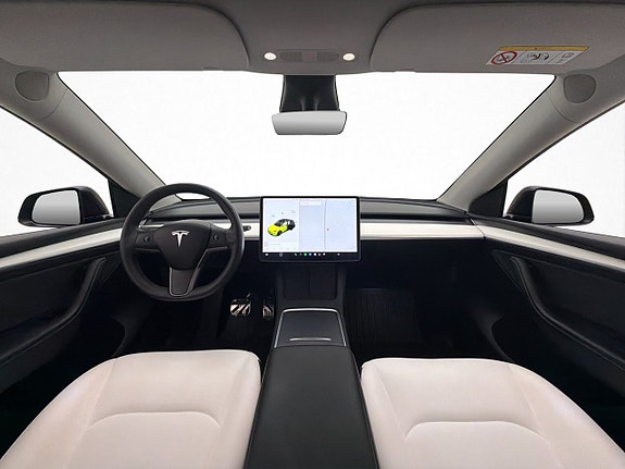 Tesla Model Y 16 of 30