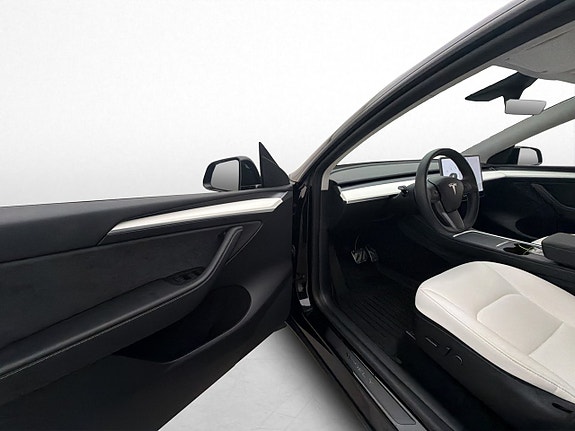 Tesla Model Y 13 of 30